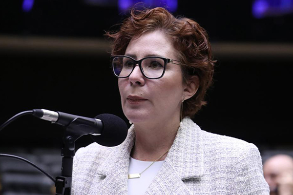 A deputada Carla Zambelli está envolvida em mais uma polêmica A deputada Carla Zambelli está envolvida em mais uma polêmica