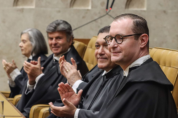 Ministro Cristiano Zanin durante sessão do STF Ministro Cristiano Zanin durante sessão do STF