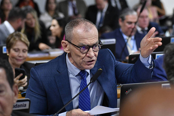 O hoje senador Fabiano Contarato apresentou o projeto em 2019