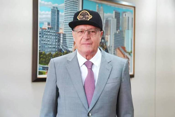 O vice-presidente Geraldo Alckmin posando de boné