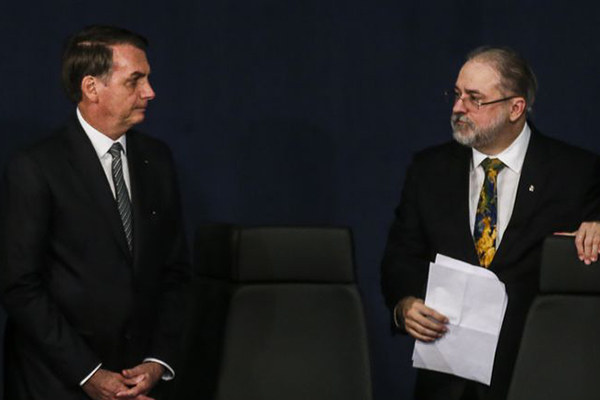 O então presidente Jair Bolsonaro com o procurador-geral da República, Augusto Aras 