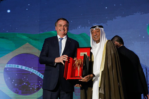 O ex-presidente Jair Bolsonaro recebeu esculura de palmeira folheada a ouro durante visita ao Bahrein, em 2021 O ex-presidente Jair Bolsonaro recebeu esculura de palmeira folheada a ouro durante visita ao Bahrein, em 2021