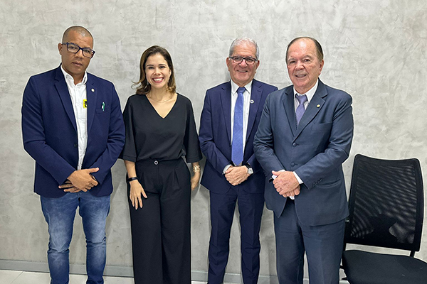 O deputado federal João Leão (PP), o vereador de Serrinha Alex da Saúde (PP) e a endocrinologista Emanuela Sancho em visita ao Ministério da Saúde