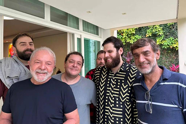 Foto postada do presidente Lula com a família no domingo (13) é antiga
