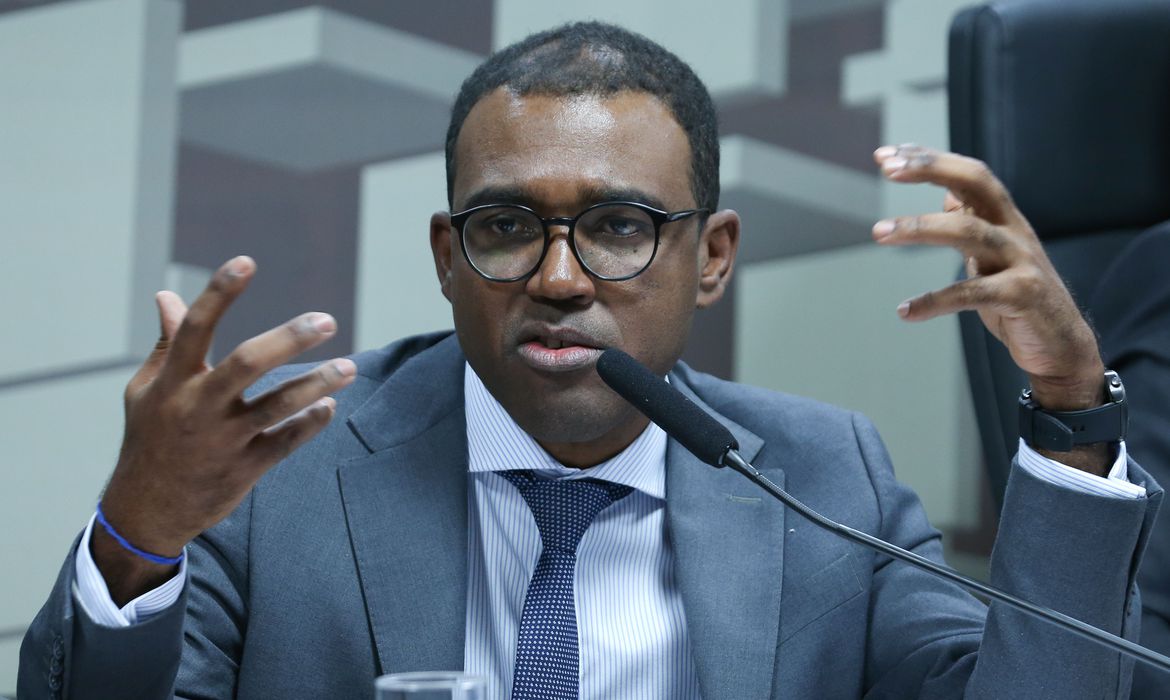 Primeiro negro na direção do banco, Ailton Aquino defende diversidade