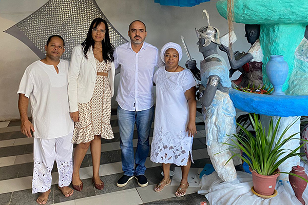 O presidente da UGT-BA, Marcelo Carvalho, com integrantes do terreiro de candomblé Ilê Asé Oyá Omin Denan O presidente da UGT-BA, Marcelo Carvalho, com integrantes do terreiro de candomblé Ilê Asé Oyá Omin Denan