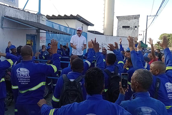 O presidente do Sintracap-BA, Marcelo Carvalho, em assembleia com trabalhadores terceirizados da Coelba O presidente do Sintracap-BA, Marcelo Carvalho, em assembleia com trabalhadores terceirizados da Coelba