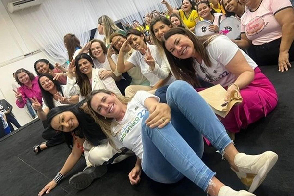 De calça rosa, Margarete Coelho aparece vestindo uma camiseta com o texto “Mulheres com Bolsonaro 22?