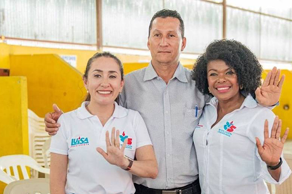 O dirigente político Pedro Briones ao centro