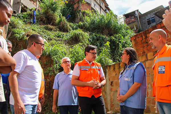 A vice prefeita Ana Paula Matos com o diretor-geral da Defesa Civil de Salvador, Sosthenes Macedo