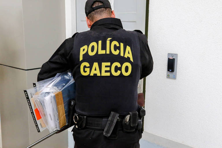 Agente do Gaeco (Grupo de Atuação Especial de Combate ao Crime Organizado) do Ministério Público de Goiás durante operação Penalidade Máxima
