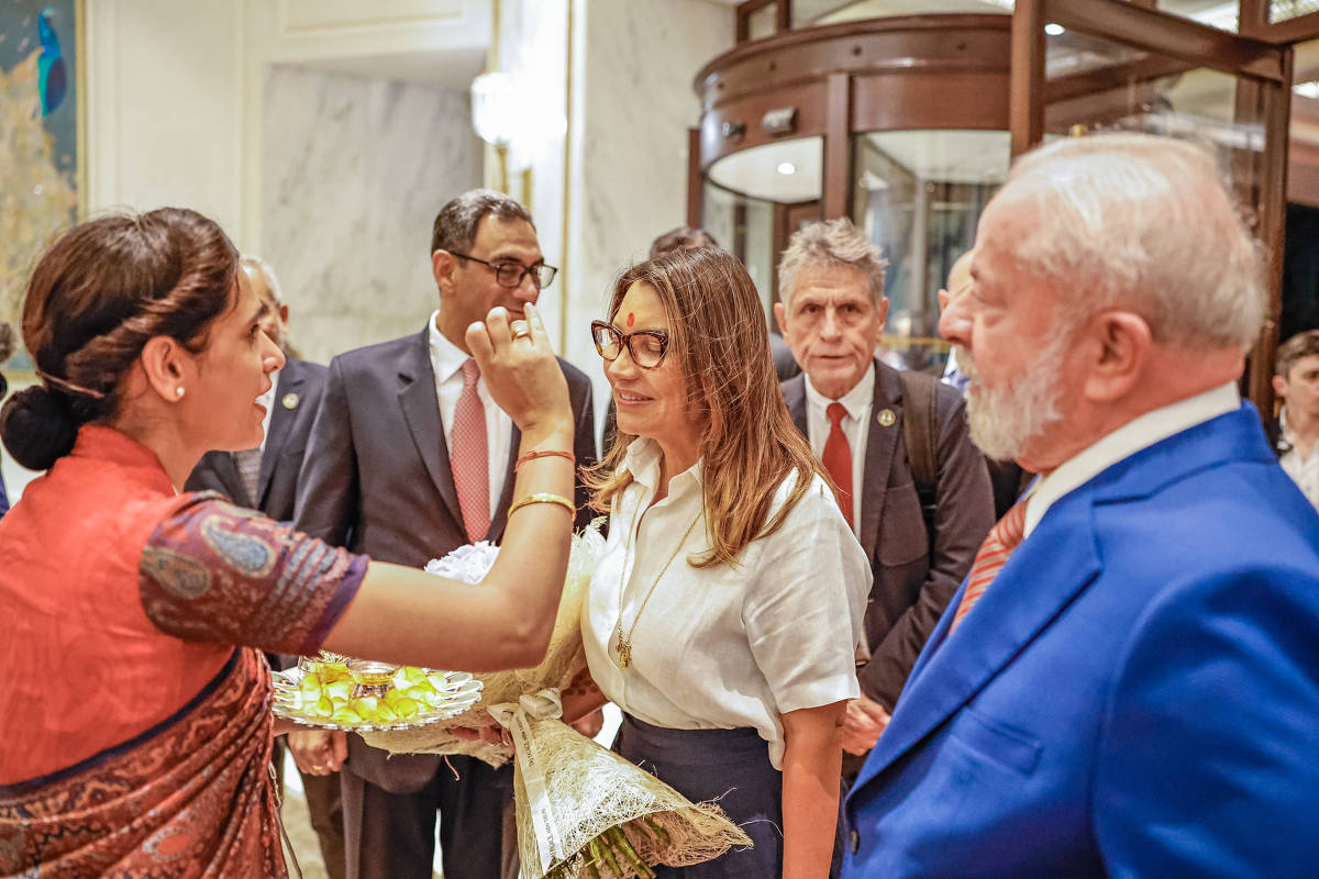 O presidente do Brasil, Luiz Inácio Lula da Silva (PT), observa a primeira-dama, Janja, em cerimônia de boas-vindas a Nova Déli, na Índia