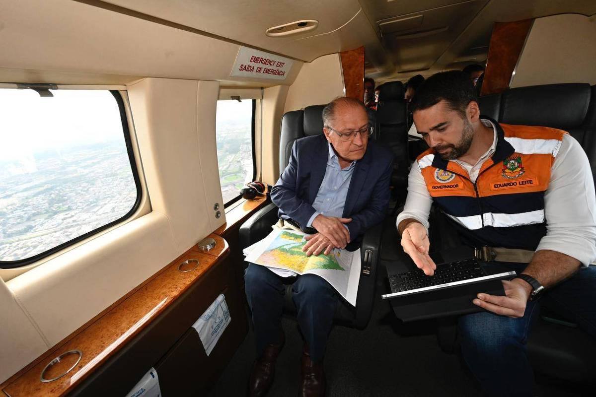 Vice-presidente Geraldo Alckmin sobrevoa região alagada pelas enchentes no Rio Grande do Sul, junto com governador do estado, Eduardo Leite