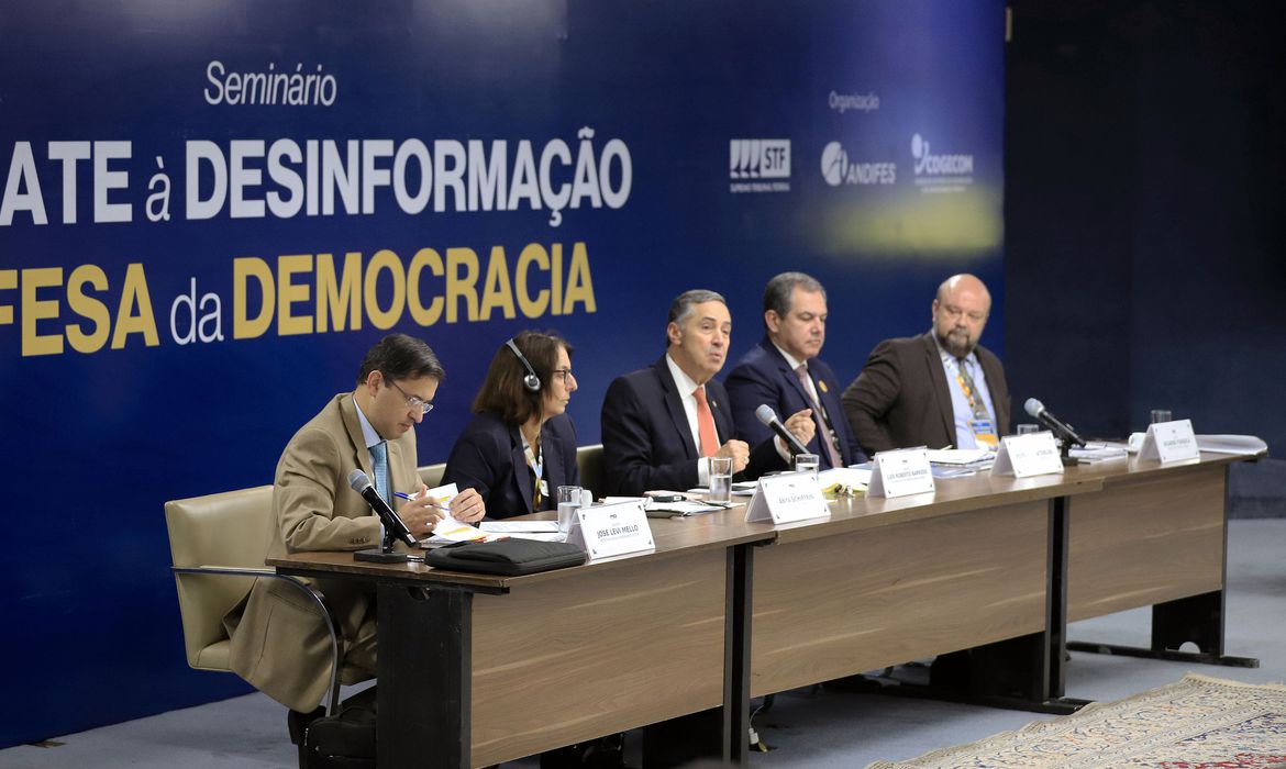 Especialistas debatem caminhos para enfrentar a desinformação Especialistas debatem caminhos para enfrentar a desinformação
