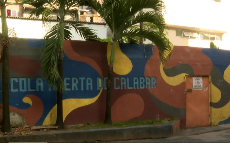 Bairros de Salvador seguem com clima de terror, tiroteio e aulas suspensas Bairros de Salvador seguem com clima de terror, tiroteio e aulas suspensas