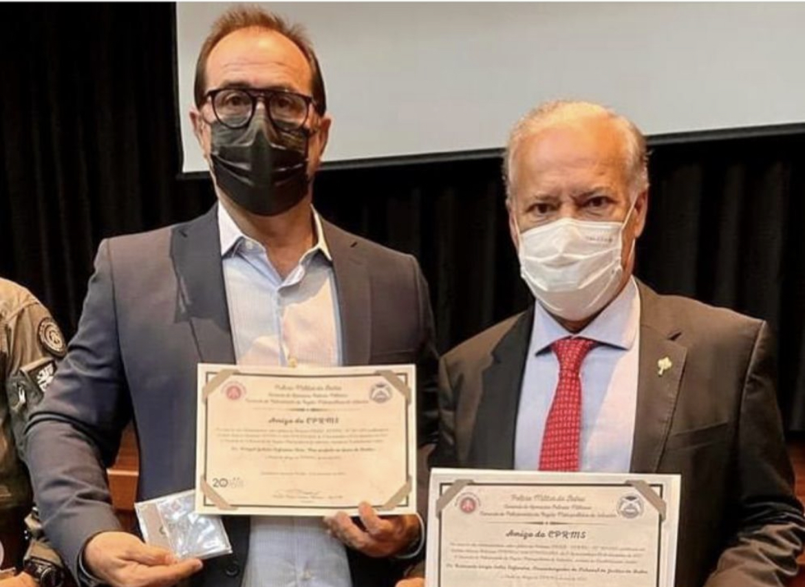 Primos: Vidigal Cafezeiro, o virtual candidato a prefeito de Lauro, e Sérgio Cafezeiro, o desembargador que cassou o mandato de sua principal adversária Primos: Vidigal Cafezeiro, o virtual candidato a prefeito de Lauro, e Sérgio Cafezeiro, o desembargador que cassou o mandato de sua principal adversária