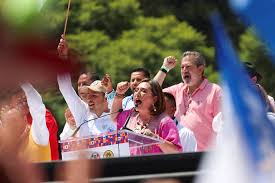A senadora mexicana Xochitl Galvez discursa em ato na Cidade do México após ser oficializada candidata da oposição nas eleições para as Presidência A senadora mexicana Xochitl Galvez discursa em ato na Cidade do México após ser oficializada candidata da oposição nas eleições para as Presidência