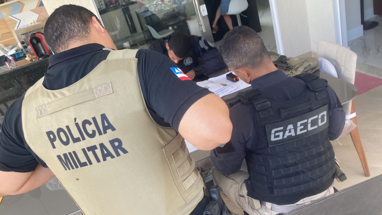 Os policiais militares são investigados pela prática de extorsão mediante sequestro, associação para o tráfico de drogas e homicídios