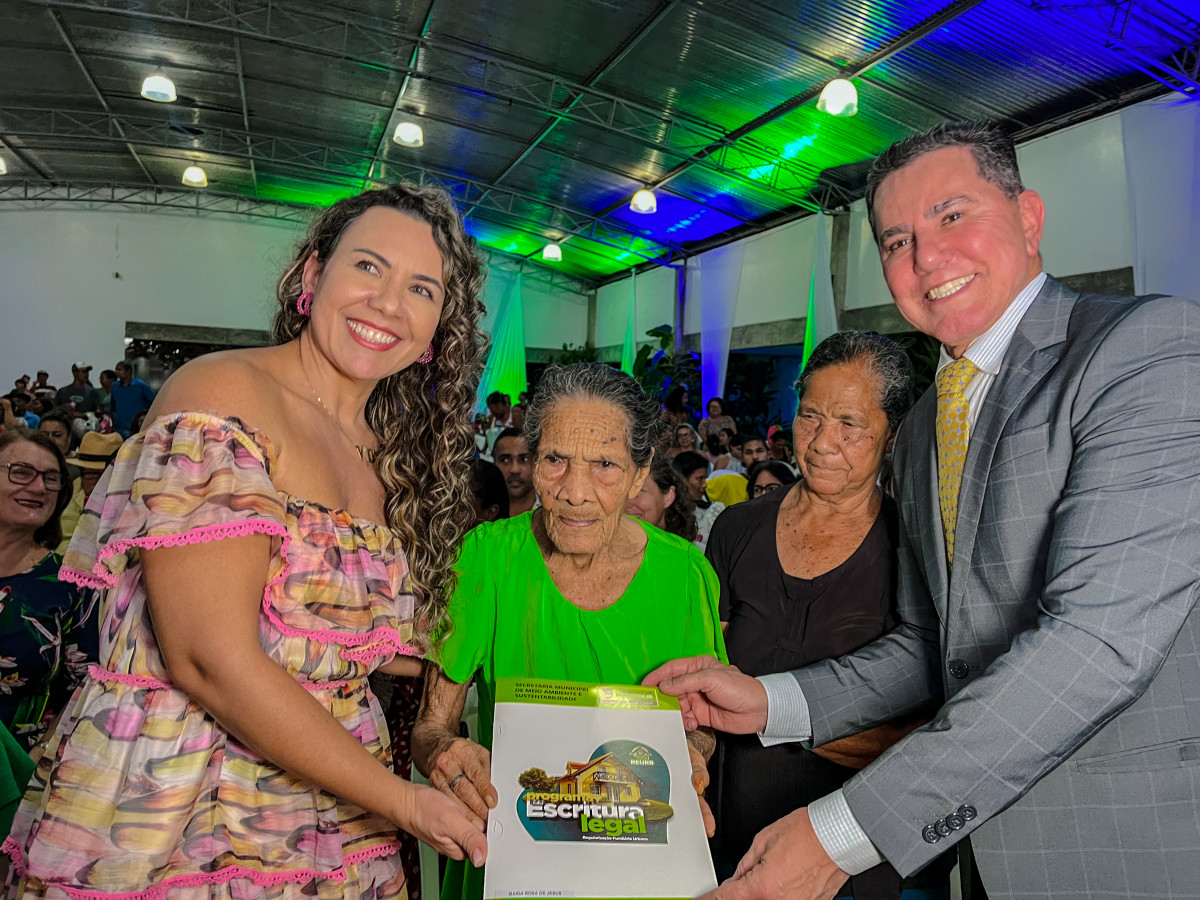 Além de dona Maria Rosa, outras 1.136 pessoas, de forma gratuita, também receberam a escritura da casa