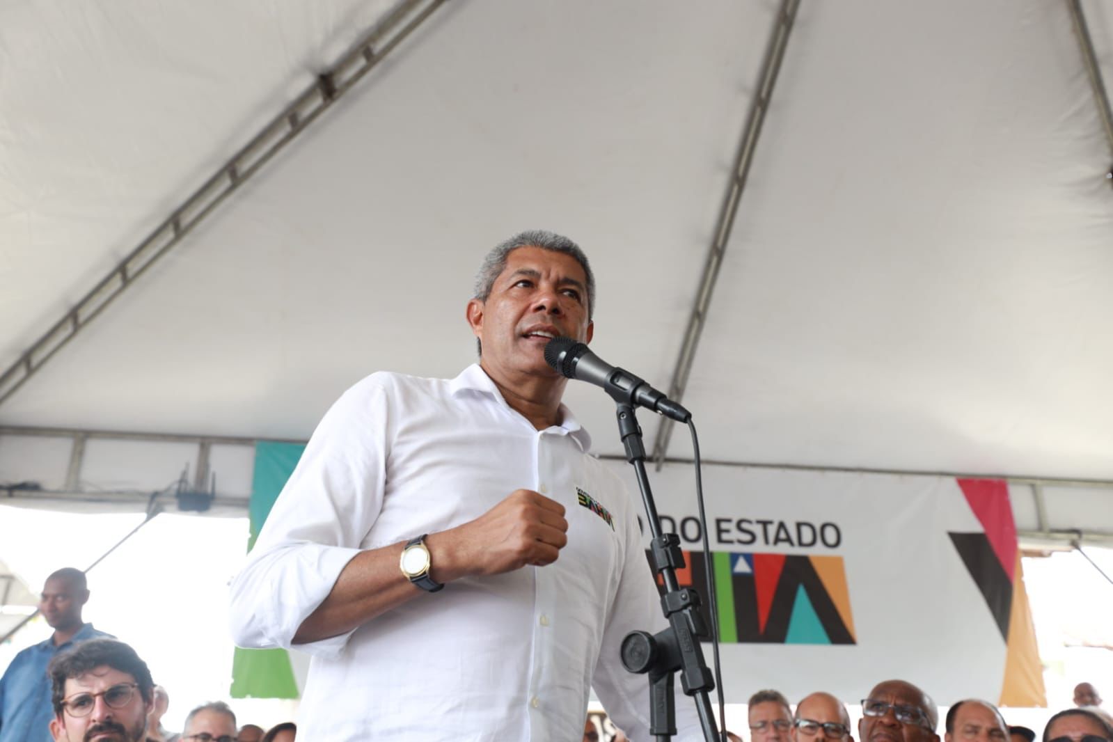 Ele assinou ordem de serviço para a pavimentação de trecho de estrada, celebração de convênios com o município e construção de campo de futebol