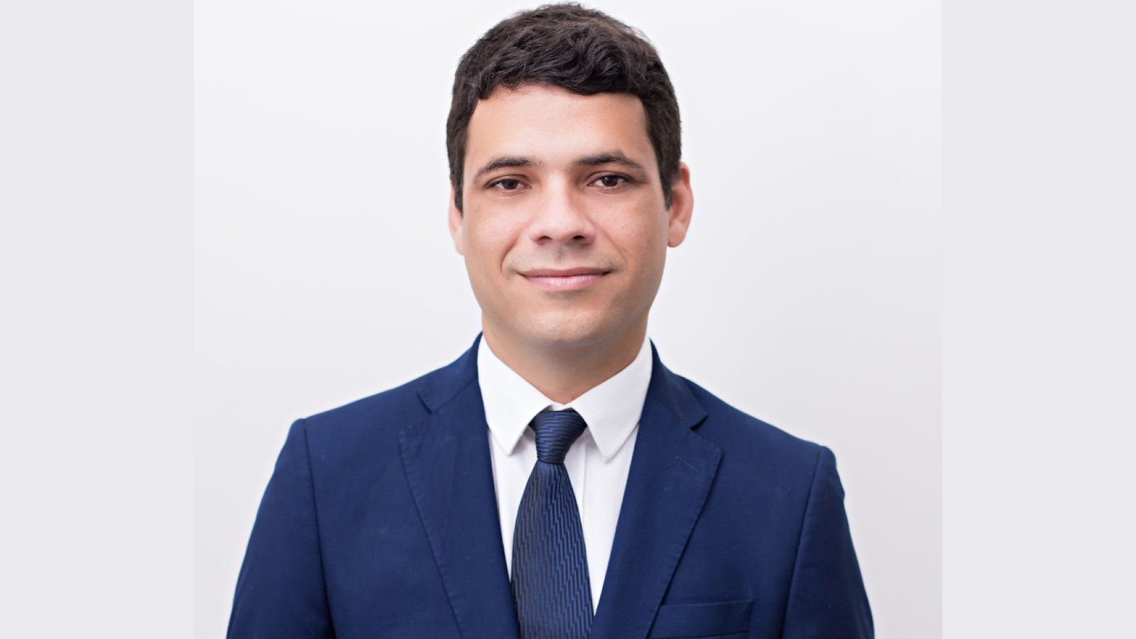 Prefeito Thiago Gileno lidera com folga disputa à reeleição, aponta pesquisa