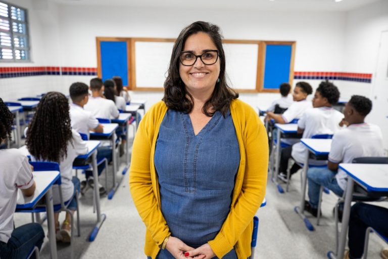 A medida contempla professores da carreira do magistério público estadual dos ensinos Fundamental e Médio. A medida contempla professores da carreira do magistério público estadual dos ensinos Fundamental e Médio.