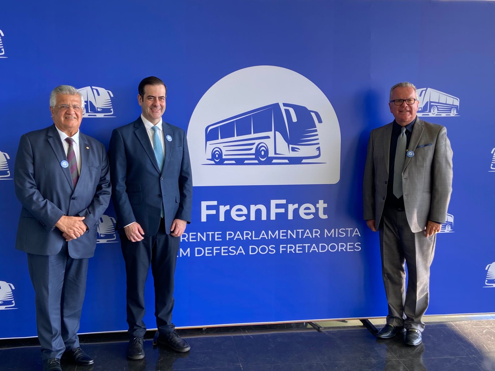 Frente reúne parlamentares pelo fim do Circuito Fechado para viagens de ônibus fretados Frente reúne parlamentares pelo fim do Circuito Fechado para viagens de ônibus fretados