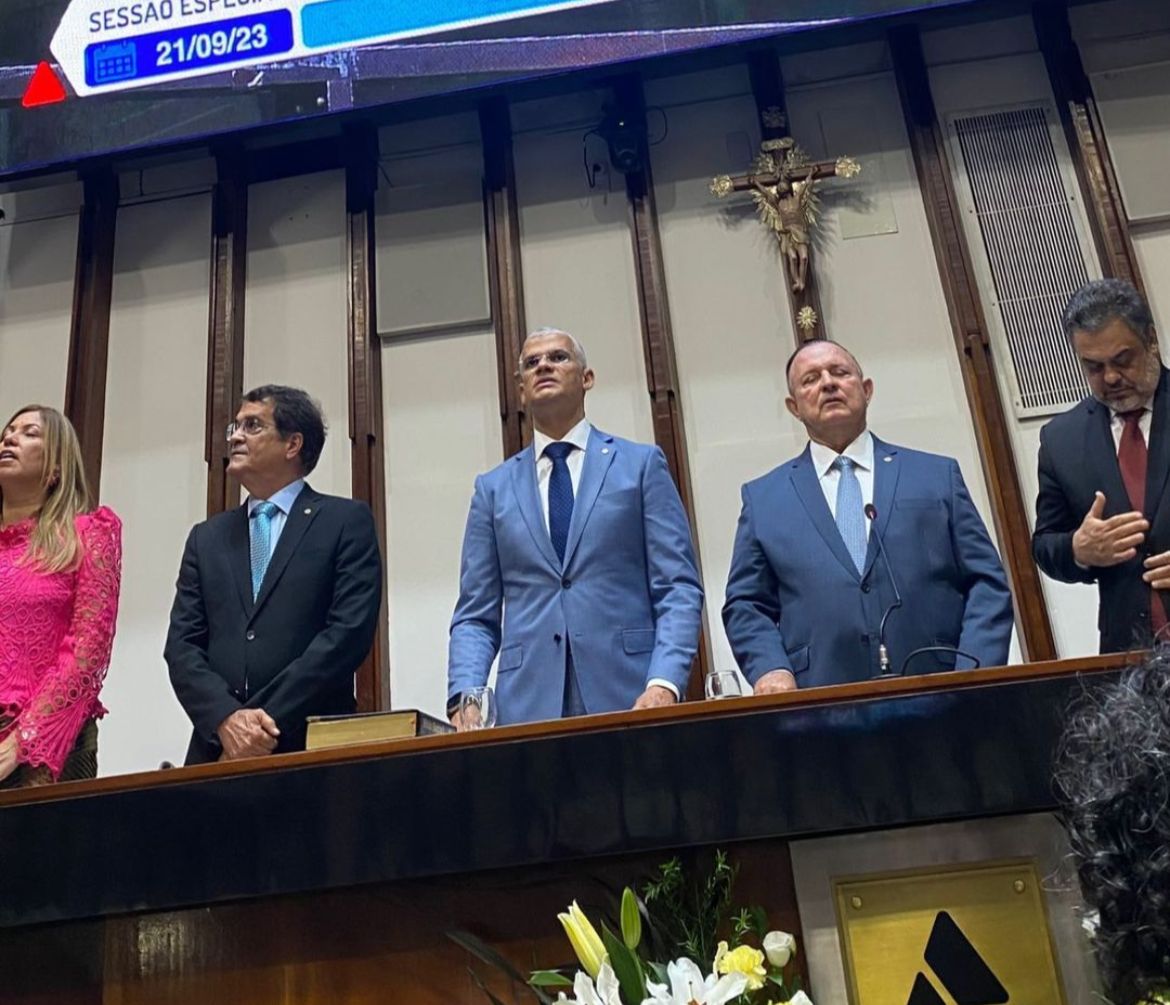 A sessão foi conduzida pelo presidente da ALBA, deputado Adolfo Menezes, e, além de Pablo, a mesa foi formada por diversas autoridades A sessão foi conduzida pelo presidente da ALBA, deputado Adolfo Menezes, e, além de Pablo, a mesa foi formada por diversas autoridades