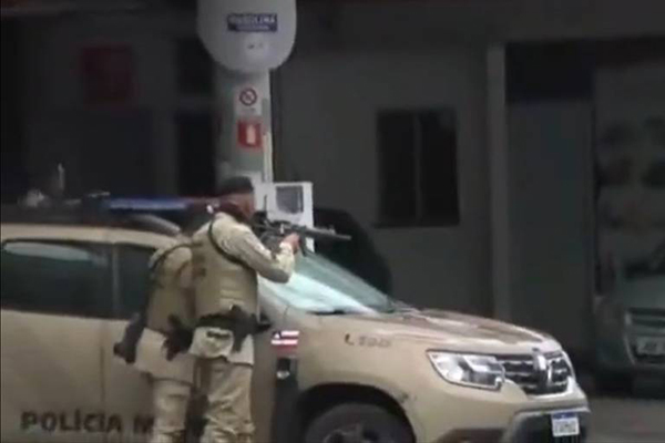 Ação policial na entrada da comunidade Alto das Pombas, em Salvador Ação policial na entrada da comunidade Alto das Pombas, em Salvador