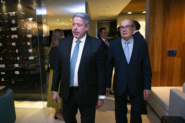 O presidente da Câmara dos Deputados, Arthur Lira (PP-AL), e o ministro Gilmar Mendes, do STF, durante jantar promovido pelo grupo Esfera Brasil, em Brasília