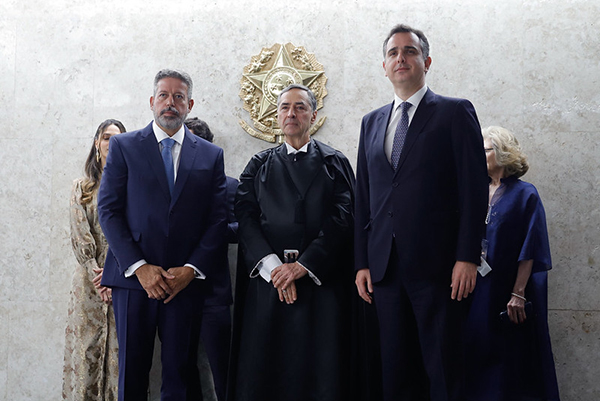 Arthur Lira, presidente da Câmara; Luís Roberto Barroso, presidente do STF; e Rodrigo Pacheco, presidente do Senado