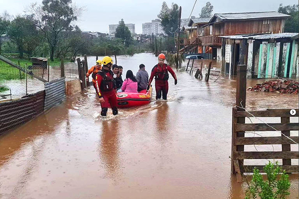 Bombeiros resgatam moradores ilhados em Passo Fundo (RS)