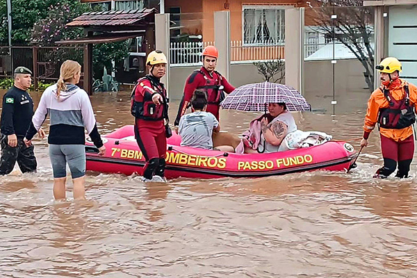 Bombeiros resgatam moradores ilhados em Passo Fundo (RS), na manhã desta segunda (4) 