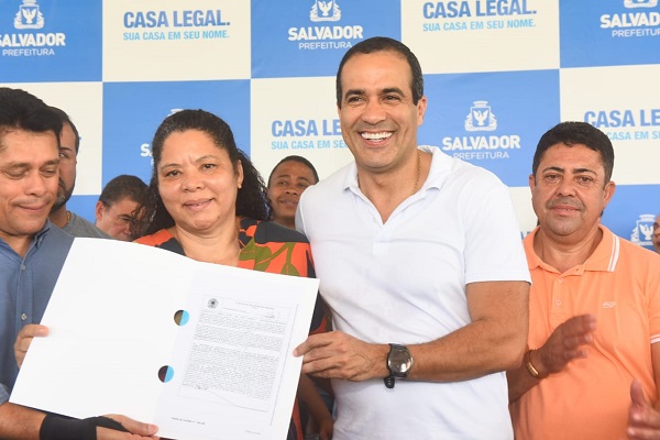 O prefeito Bruno Reis entrega título de propriedade à moradora do Bairro da Paz O prefeito Bruno Reis entrega título de propriedade à moradora do Bairro da Paz