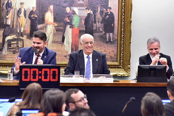 O deputado federal Diego Coronel (PSD), ao microfone, é o presidente da PEC da Anistia