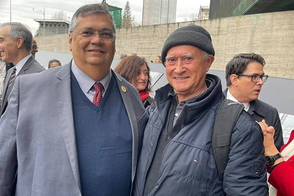 O ministro da Justiça, Flávio Dino, com o presidente da Sociedade Ucraniana do Brasil, Vitorio Sorotiuk, em Santiago O ministro da Justiça, Flávio Dino, com o presidente da Sociedade Ucraniana do Brasil, Vitorio Sorotiuk, em Santiago