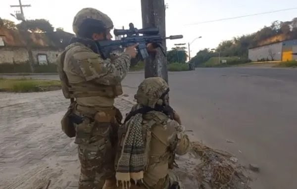 Policiais durante operação Policiais durante operação