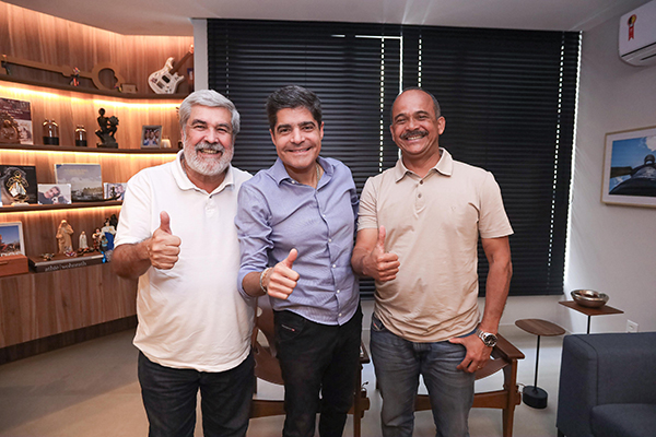 O prefeito de Camaçari, Elinaldo Araújo, e o presidente do União Brasil do município, Helder Almeida, se reuniram com o ex-prefeito de Salvador ACM Neto (União Brasil) O prefeito de Camaçari, Elinaldo Araújo, e o presidente do União Brasil do município, Helder Almeida, se reuniram com o ex-prefeito de Salvador ACM Neto (União Brasil)