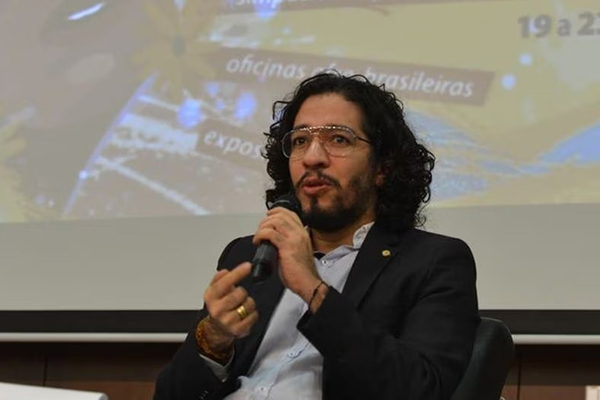 O ex-deputado federal Jean Wyllys chamou o governador Eduardo Leite de "gay com homofobia" nas redes sociais