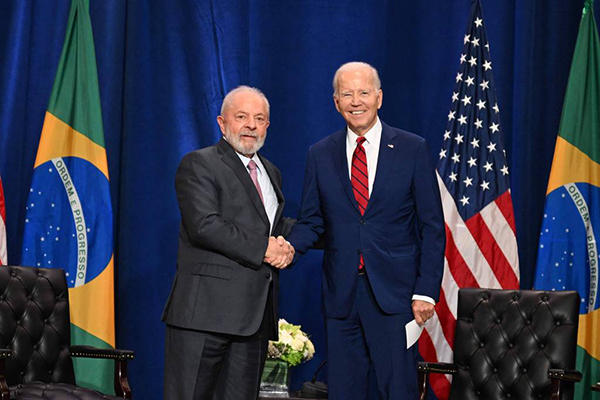 O presidente dos EUA, Joe Biden, e o presidente brasileiro, Luiz Inácio Lula da Silva, na  Assembleia Geral das Nações Unidas, na cidade de Nova York