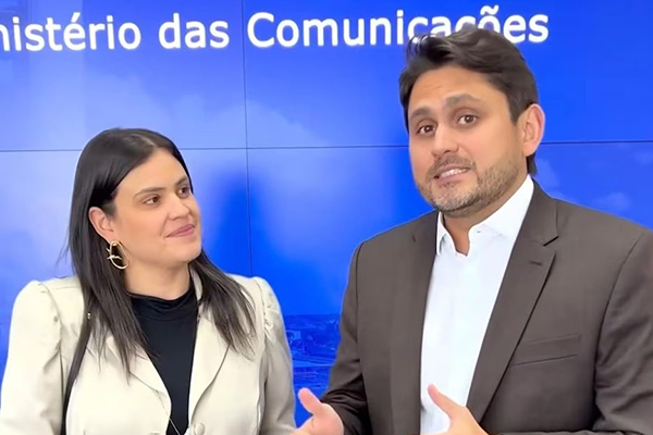 Luanna Rezende, prefeita de Vitorino Freire, ao lado do irmão e ministro das Comunicações, Juscelino Luanna Rezende, prefeita de Vitorino Freire, ao lado do irmão e ministro das Comunicações, Juscelino