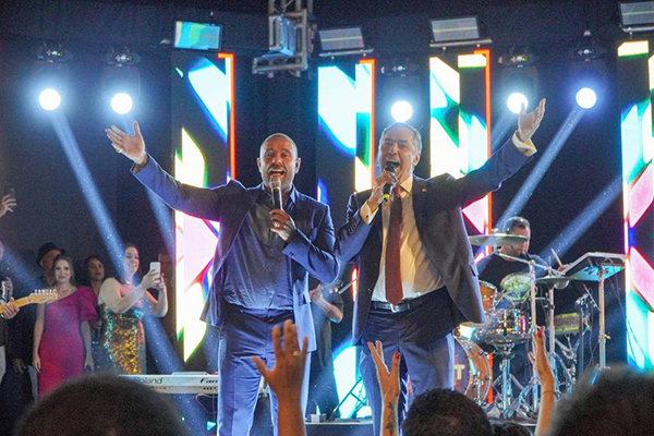 O presidente do STF, Luís Roberto Barroso, se apresenta com o cantor Diogo Nogueira durante festa que celebrou sua posse O presidente do STF, Luís Roberto Barroso, se apresenta com o cantor Diogo Nogueira durante festa que celebrou sua posse