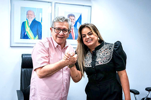 O secretário de Relações Institucionais do Estado, Luiz Caetano, e a vereadora de Morro do Chapéu Betânia Araújo O secretário de Relações Institucionais do Estado, Luiz Caetano, e a vereadora de Morro do Chapéu Betânia Araújo