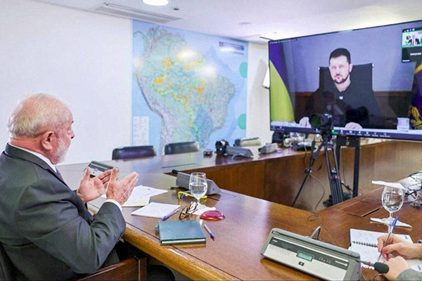 Luiz em reunião por videoconferência com seu homólogo da Ucrânia, Volodimir Zelenski