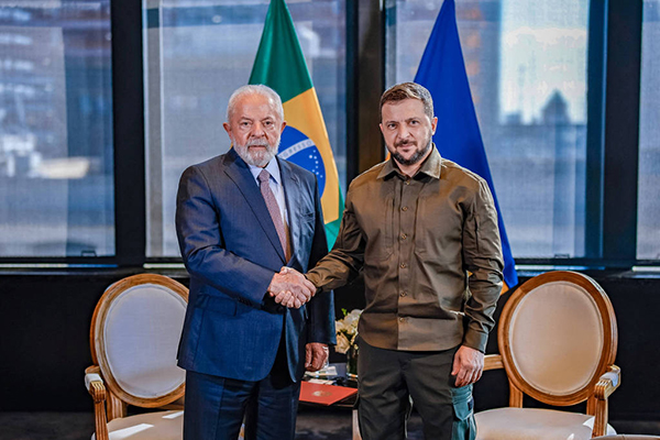 Lula cumprimenta Volodimir Zelenski em encontro às margens da Assembleia-Geral da ONU, em Nova York 