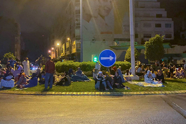 Moradores da cidade de Casablanca, no Marrocos, se reúnem na rua após terremoto Moradores da cidade de Casablanca, no Marrocos, se reúnem na rua após terremoto
