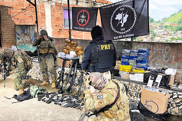 Operação com participação da Polícia Rodoviária Federal (PRF) na Vila Cruzeiro, zona norte do Rio