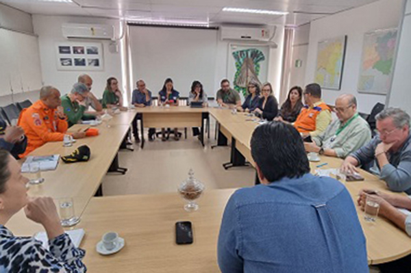 Secretarias e autarquias dos governos do Estado e federal se reuniram para discutir impactos do óleo que tem chegado na costa da Bahia Secretarias e autarquias dos governos do Estado e federal se reuniram para discutir impactos do óleo que tem chegado na costa da Bahia