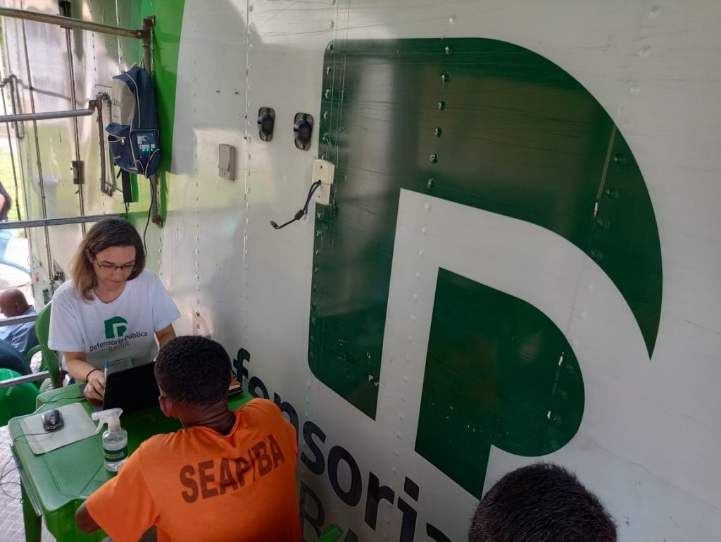 A Unidade Móvel de Atendimento (UMA) ficará no pátio da Cadeia Pública, dentro do Complexo Penitenciário da Mata Escura, até a próxima sexta-feira (22) A Unidade Móvel de Atendimento (UMA) ficará no pátio da Cadeia Pública, dentro do Complexo Penitenciário da Mata Escura, até a próxima sexta-feira (22)