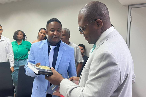 Ministro Silvio Almeida se reúne com familiares de Mãe Bernadete, líder quilombola morta na Bahia